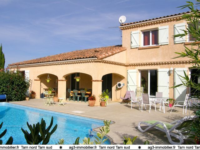 Immobilier Tarn, maison traditionnelle de 200 m2 habitables + dpendances sur 9000 m2 de terrain avec piscine.   vendre